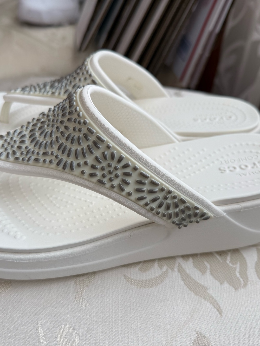 ✅NWOT✅Crocs Women’s White Wedge Flip Flops Dual Comfort Silver Embellished Size8 - Picture 4 of 9